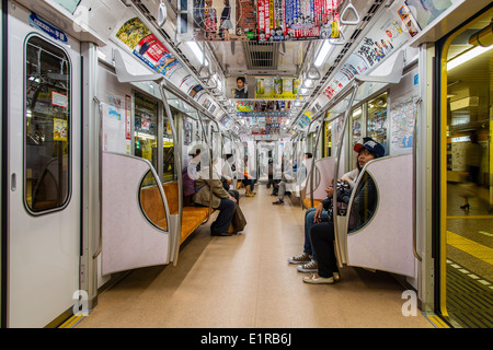 L'intérieur d'une rame de métro, ligne Ginza, Tokyo, Japon Banque D'Images