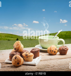 Une variété de peu avec muffin tasse de thé sur la table en bois, avec l'arrière-plan du paysage Banque D'Images