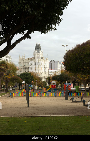 Parc urbain avec aire de jeux, La Corogne, Galice, Espagne Banque D'Images