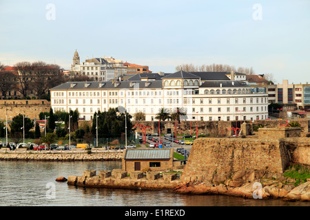 Vue sur le port, à l'hôpital Abente y Lago, le Port de La Coruna, prises à partir de l'approche du port de San Anton Château, Galice, Espagne Banque D'Images