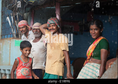 Arambol, Goa, Inde. 9 juin, 2014. Ouvriers du bâtiment manuel et prendre une pause à l'abri de la mousson et le vent à Arambol, nord de Goa, India Crédit : Lee Thomas/Alamy Live News Banque D'Images