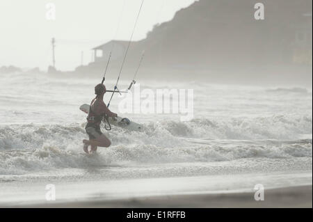 Arambol, Goa, Inde. 9 juin, 2014. Un kite-surfer tente de monter la marée montante à Arambol beach que les approches de la mousson nord de Goa, Inde. Credit : Lee Thomas/Alamy Live News Banque D'Images