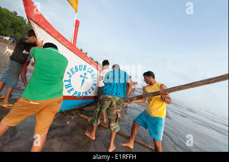 Arambol, Goa, Inde. 9 juin, 2014. Levier de pêcheurs locaux leur bateau pour un terrain plus élevé à Arambol beach comme la mousson commence à frapper le nord de la ville de Goa, en Inde. Credit : Lee Thomas/Alamy Live News Banque D'Images