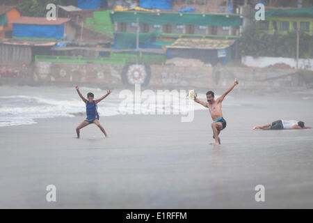 Arambol, Goa, Inde. 9 juin, 2014. Les touristes indiens sur Arambol beach les débuts de la mousson comme il balaie par Goa, Inde. Credit : Lee Thomas/Alamy Live News Banque D'Images