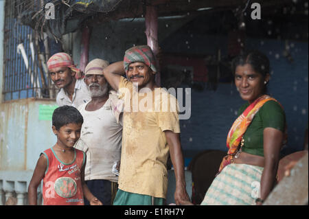 Arambol, Goa, Inde. 9 juin, 2014. Ouvriers du bâtiment manuel et prendre une pause à l'abri de la mousson et le vent à Arambol, nord de Goa, India Crédit : Lee Thomas/ZUMA/ZUMAPRESS.com/Alamy fil Live News Banque D'Images