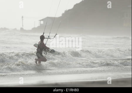 Arambol, Goa, Inde. 9 juin, 2014. Un kite-surfer tente de monter la marée montante à Arambol beach que les approches de la mousson nord de Goa, Inde. Credit : Lee Thomas/ZUMA/ZUMAPRESS.com/Alamy fil Live News Banque D'Images