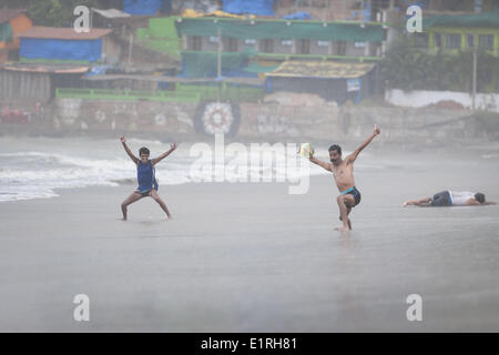 Arambol, Goa, Inde. 9 juin, 2014. Les touristes indiens sur Arambol beach les débuts de la mousson comme il balaie par Goa, Inde. Credit : Lee Thomas/ZUMA/ZUMAPRESS.com/Alamy fil Live News Banque D'Images