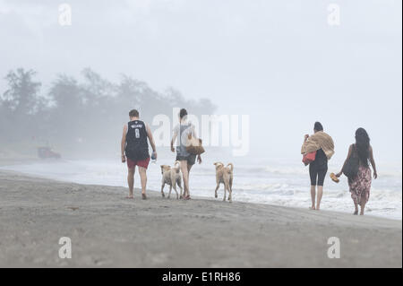 Arambol, Goa, Inde. 9 juin, 2014. Les touristes se promener le long de la plage à Arambol comme les débuts de la mousson commence à frapper le nord de Goa, en Inde. Credit : Lee Thomas/ZUMA/ZUMAPRESS.com/Alamy fil Live News Banque D'Images