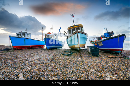 Bateaux de pêche sur une plage de galets à la bière dans le Devon Banque D'Images
