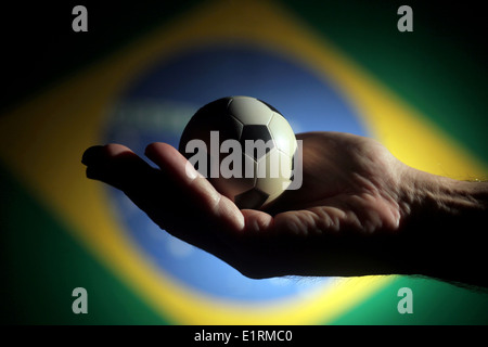 Le ballon de soccer et le Brésil au centre de l'univers Banque D'Images