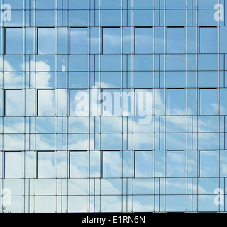 Détails immeuble de bureaux reflétant, ciel bleu Banque D'Images