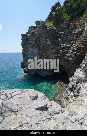 Vue sur la petite baie à la fin de la plage de Mogren se trouvent à Budva, Monténégro. Banque D'Images