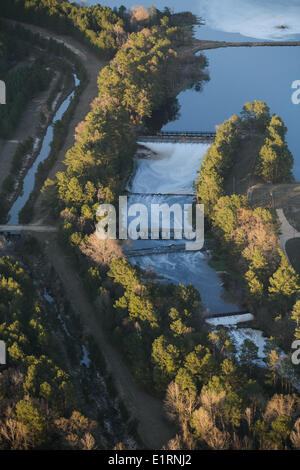 Crossett, Arkansas, USA. Mar 15, 2013. Une vue aérienne de l'usine de contreplaqué et papier Georgia-Pacific étang d'aération qui a un ruisseau qui à côté sur la gauche. © Nicolas Czarnecki/ZUMAPRESS.com/Alamy Live News Banque D'Images