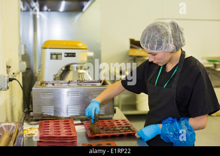 Denver, Colorado - Travailleurs de Dixie Elixirs faire produits comestibles perfusé avec du THC, l'ingrédient actif de la marijuana. Banque D'Images