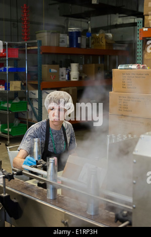 Denver, Colorado - Travailleurs de Dixie d'élixirs à base de THC bouteille soda. Le THC est l'ingrédient actif de la marijuana. Banque D'Images