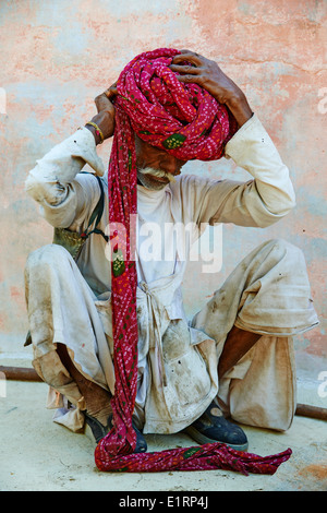 L'Inde, Rajasthan, Gura Ajba village autour de Jodhpur, groupe ethnique, Basanaram Devasi Devasi, 60 ancien Banque D'Images