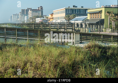 Tôt le matin, voir d'entreprises le long de la promenade en front de mer à côté de la Jacksonville Beach Pier dans le nord-est de la Floride. Banque D'Images