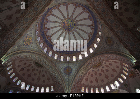 Intérieur de la Mosquée Sultan Ahmed, également appelée la mosquée bleue, à Istanbul, Turquie Banque D'Images