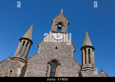 Construit en pierre de silex St James Church Emsworth avec clocher pignon. Banque D'Images