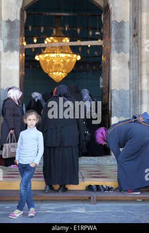 Jeune fille moderne en face d'une mosquée Banque D'Images