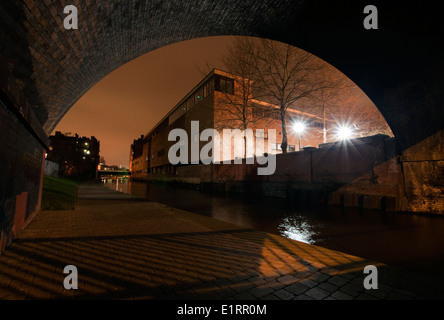 Le Tribunal de la Couronne de Nottingham de nuit encadrée par un pont sur le canal, Lancashire England UK Banque D'Images