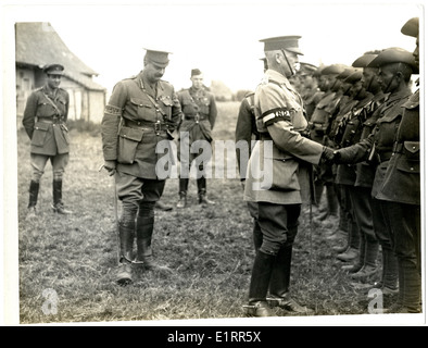 L'[Sir James Willcocks] parler aux agents des Indiens à un défilé d'inspection [près de Merville, France]. . Banque D'Images