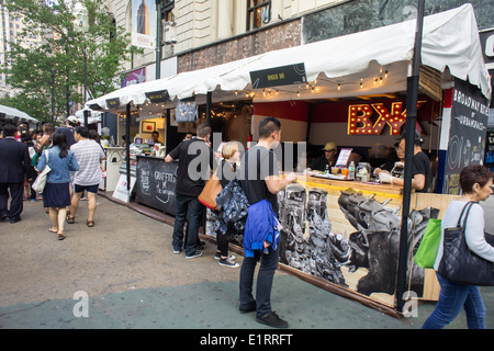 Foodies Profitez des offres au marché en plein air les morsures de Broadway Greeley Square à New York Banque D'Images