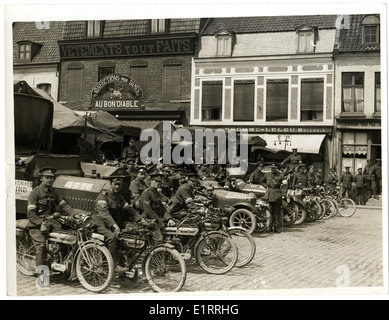 Une photographie du corps d'armée indien et de diverses unités britanniques pendant la première Guerre mondiale, mettant l'accent sur leurs équipements tels que les camions de signalisation, les voitures et les motos utilisés à Merville, en France. Il comprend des images de soldats d'unités comme le 15e Sikhs et 2/2 Gurkhas. Banque D'Images
