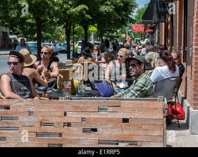 Les gens branchés brunch dans un café en plein air sur occupation avenue Graham, dans le quartier de Bushwick à Brooklyn New York Banque D'Images