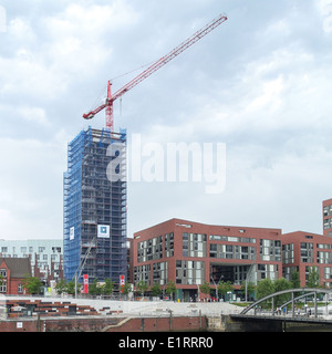 Zone de développement de HafenCity sur une belle journée d'été à Hambourg, Allemagne. Banque D'Images