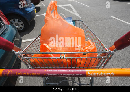 Chippenham, UK. 9 juin, 2014. Un panier plein de provisions est photographié à l'extérieur d'un magasin Sainsbury's la journée avant que l'entreprise devrait rapporter une baisse dans des ventes. Credit : lynchpics/Alamy Live News Banque D'Images