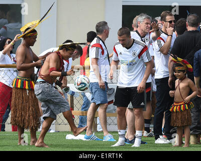 Santo André, au Brésil. 09Th Juin, 2014. Les populations autochtones du Brésil et Lukas Podolski (R) au cours d'un entraînement de l'équipe nationale de football allemande au centre d'entraînement de Santo André, Brésil, 09 juin 2014. La Coupe du Monde de Football aura lieu au Brésil du 12 juin au 13 juillet 2014. Photo : Marcus Brandt/dpa/Alamy Live News Banque D'Images