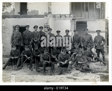 Cette image montre divers officiers du 3e régiment de Londres, ainsi que des unités de l'armée indienne comme les 15e sikhs, Gurkhas et 6e Jats pendant leur service dans la première Guerre mondiale. Les monuments notables incluent Estaires et la Bassée Road en France, où ces unités se sont engagées dans des opérations importantes. Banque D'Images
