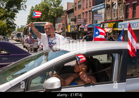 Des milliers de gens pour la Brooklyn Puerto Rican Day Parade dans le quartier de Bushwick à Brooklyn New York Banque D'Images