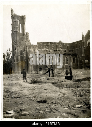 Une église détruite shell en France [Laventie]. . Banque D'Images