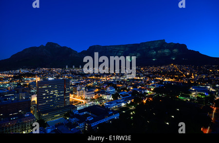 La nuit de l'image emblématique de la ville du Cap Table Mountain Peak & Devils Banque D'Images