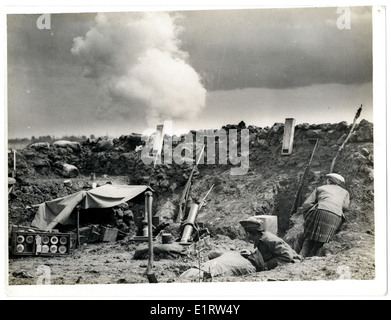 Cette photographie capture un obus explosant devant une tranchée à St Floris, en France, pendant la première Guerre mondiale. Elle met en évidence les dangers de l'artillerie et de la guerre de tranchées auxquels sont confrontés les soldats sur le front occidental. Banque D'Images