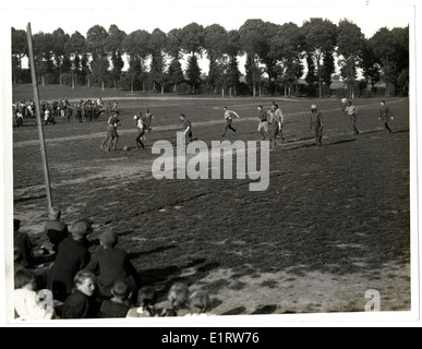 Un match de football. [9ème] Gurkhas contre une compagnie de transmissions [de la Brigade de Dehra Dun, au St Floris, France]. . Banque D'Images