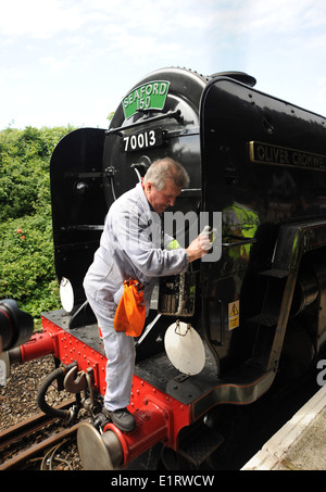 La locomotive à vapeur Oliver Cromwell est une locomotive à vapeur Britannia de classe 'Pacific' On a eu un nettoyage après avoir visité la station Seaford Sussex Royaume-Uni Banque D'Images