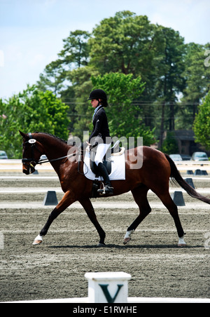 Victoria Templeton équitation 'RED JET MOON' à 'Dressage dans les dunes', Pinehurst, CAROLINE DU NORD Banque D'Images