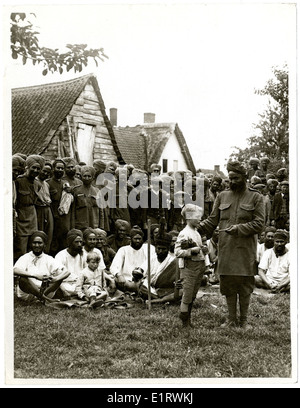 Les Sikhs et les villageois français [Le Sart, France]. . Banque D'Images