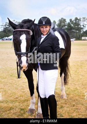 Concurrent # 7 Rhonda Dipple avec son cheval 'Claret' à la 'Dressage dans la concurrence des Sandhills, Pinehurst, Caroline du Nord. Banque D'Images