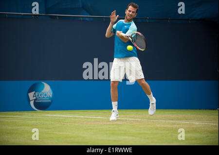 Londres, Royaume-Uni. 09Th Juin, 2014. Adrian Mannarino [FRA] en action contre Wildcard Daniel COX [FRA] au cours de l'Aegon Championships au cours de la première journée de l'Aegon Championships du Queens Club. Credit : Action Plus Sport/Alamy Live News Banque D'Images