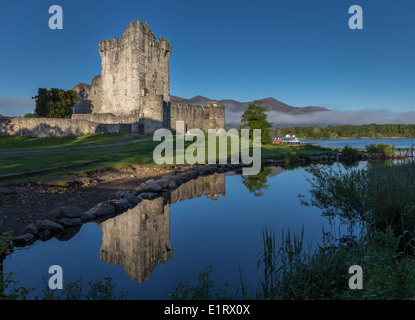 Tôt le matin, au Château de Ross sur le Lough Leane près de Killarney County Kerry Ireland Banque D'Images