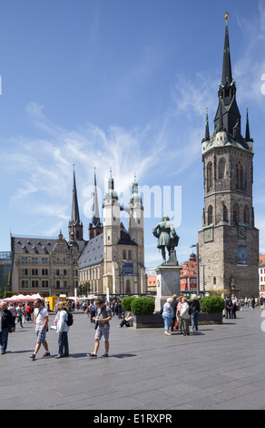 Marktplatz avec Roter Turm et Marktkirche, Saale, Sachsen-Anhalt, Allemagne Banque D'Images