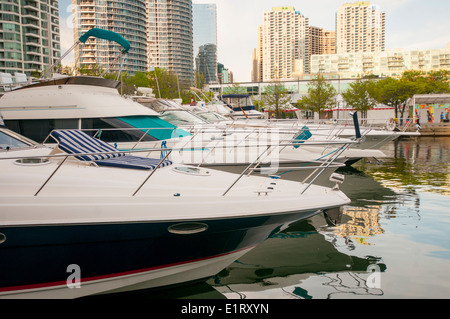 Des bateaux sur les quais du port de plaisance, dans le centre-ville de Toronto Banque D'Images