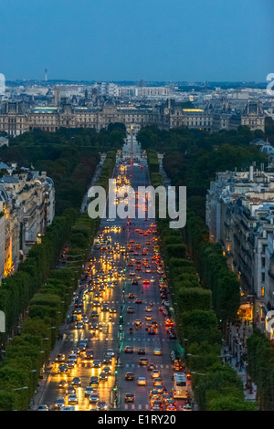 Champs-elysées et Place de la Concorde vue de l'Arc de Triomphe à Paris, France Banque D'Images