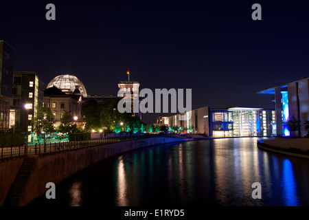 Avec le Reichstag Paul-Löbe-Haus Marie-Elisabeth-Lüders-Haus sur les rives de la Spree. Banque D'Images