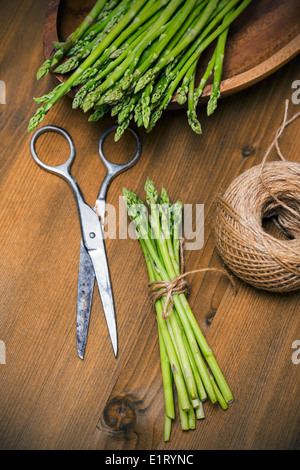 Ensemble d'asperges vertes et de ciseaux sur la table Banque D'Images