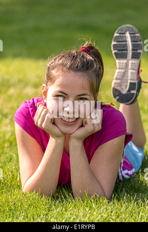 Happy young girl pose devant l'appareil photo Banque D'Images